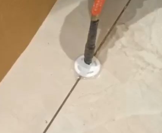 义马瓷砖空鼓维修公司专业解答瓷砖在铺贴过程中，如果没有涂抹均匀到位的粘结材料（如水泥砂浆或瓷砖胶），可能会导致以下问题